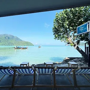 Dee Dee Sea Front Hostel